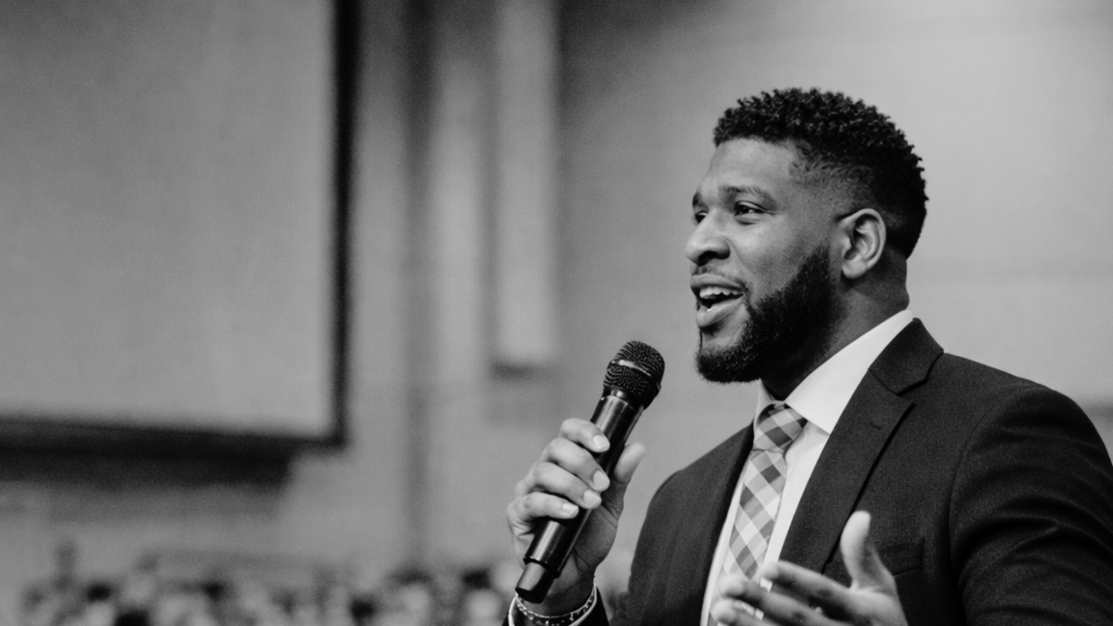 Julian Dismute speaking to an audience